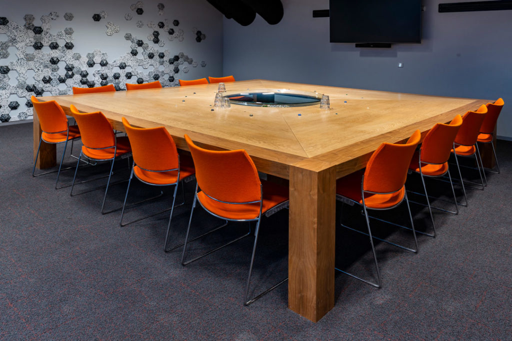 vergaderruimte stoelen oranje
