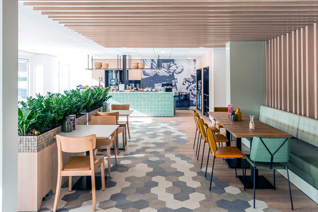Kantine blauw geel hout