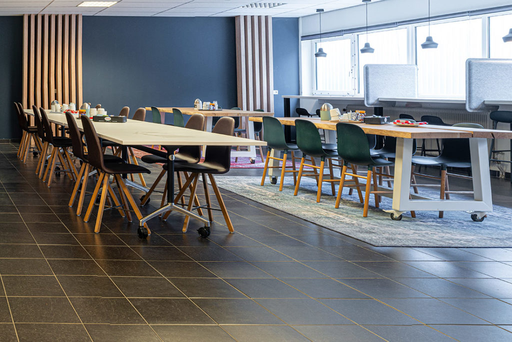 Kantine blauw hout tafels