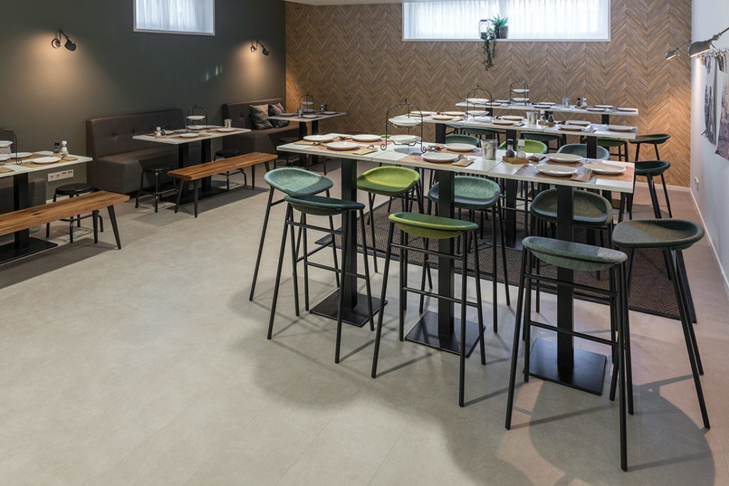Kantine groen stoelen tafels