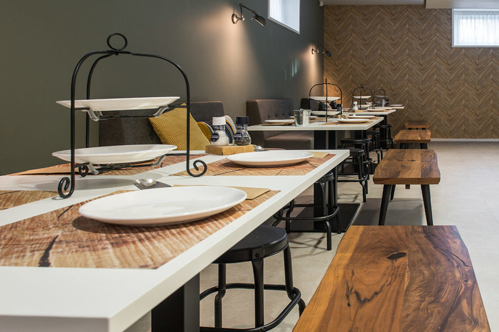Kantine wit tafels houten bankjes