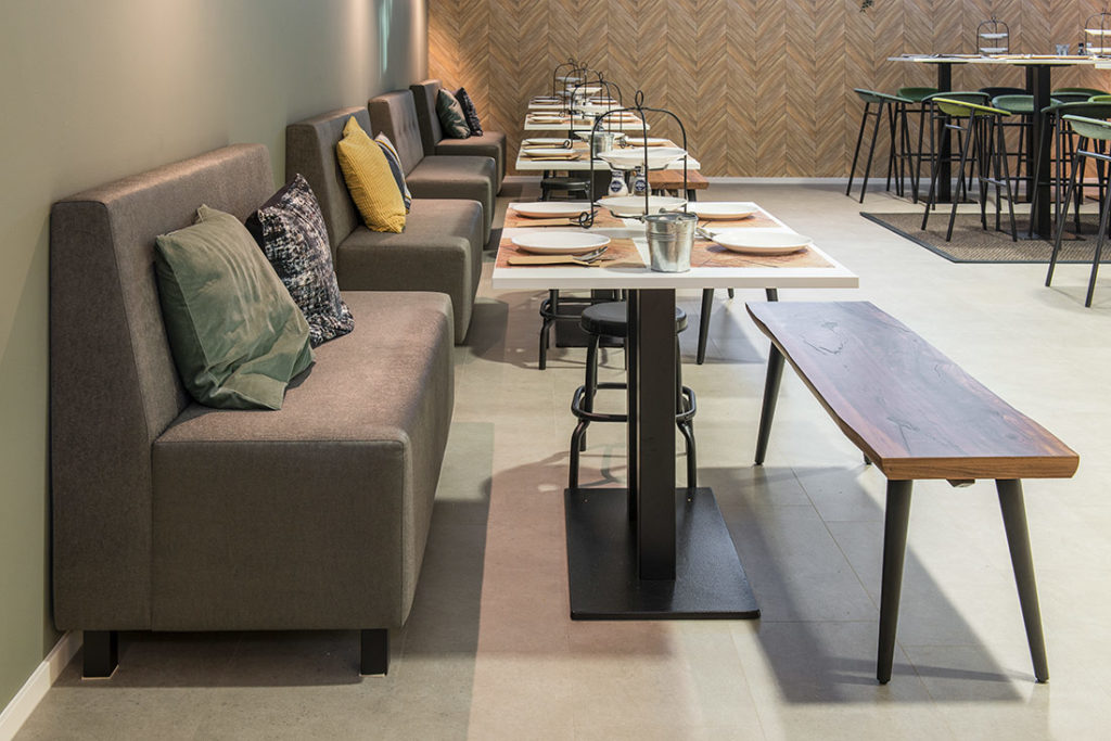 Kantine wit tafels houten bankjes