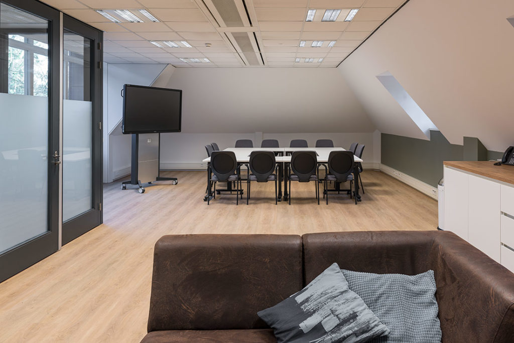 Vergaderruimte bank stoelen tv