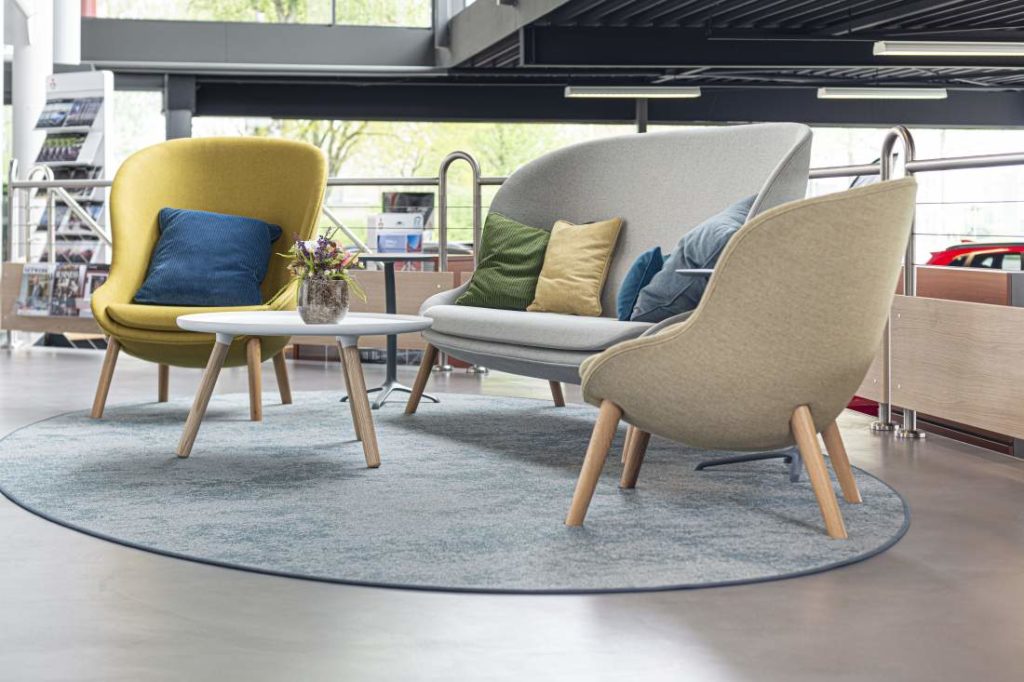 wachtbank grijs sierkussens stoelen