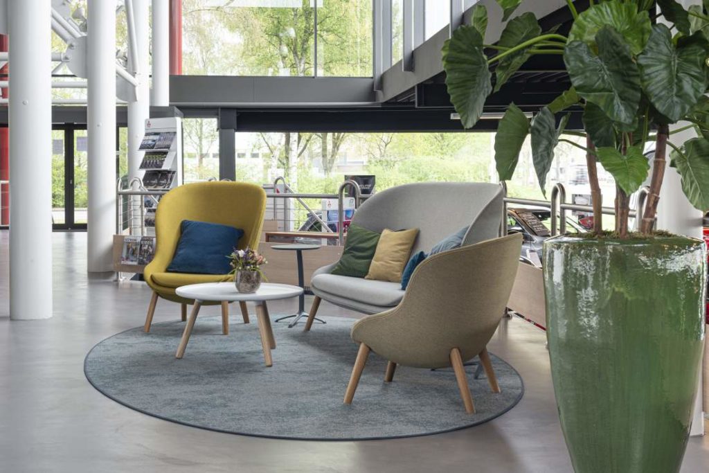 wachtbank grijs sierkussens stoelen