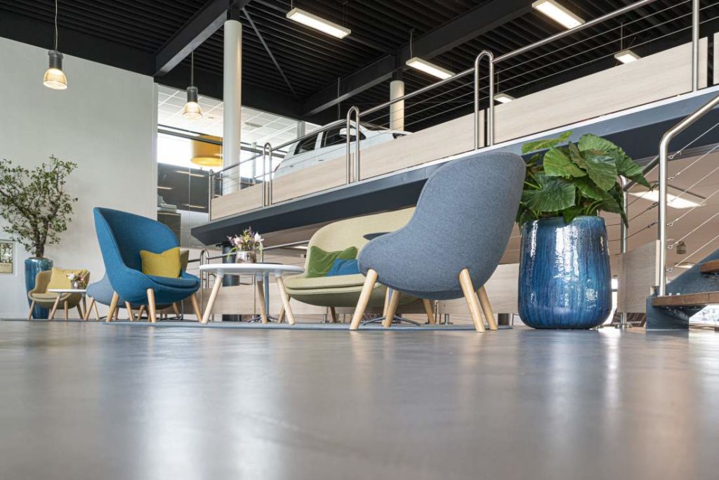 wachruimet stoel blauw groen wit tafel