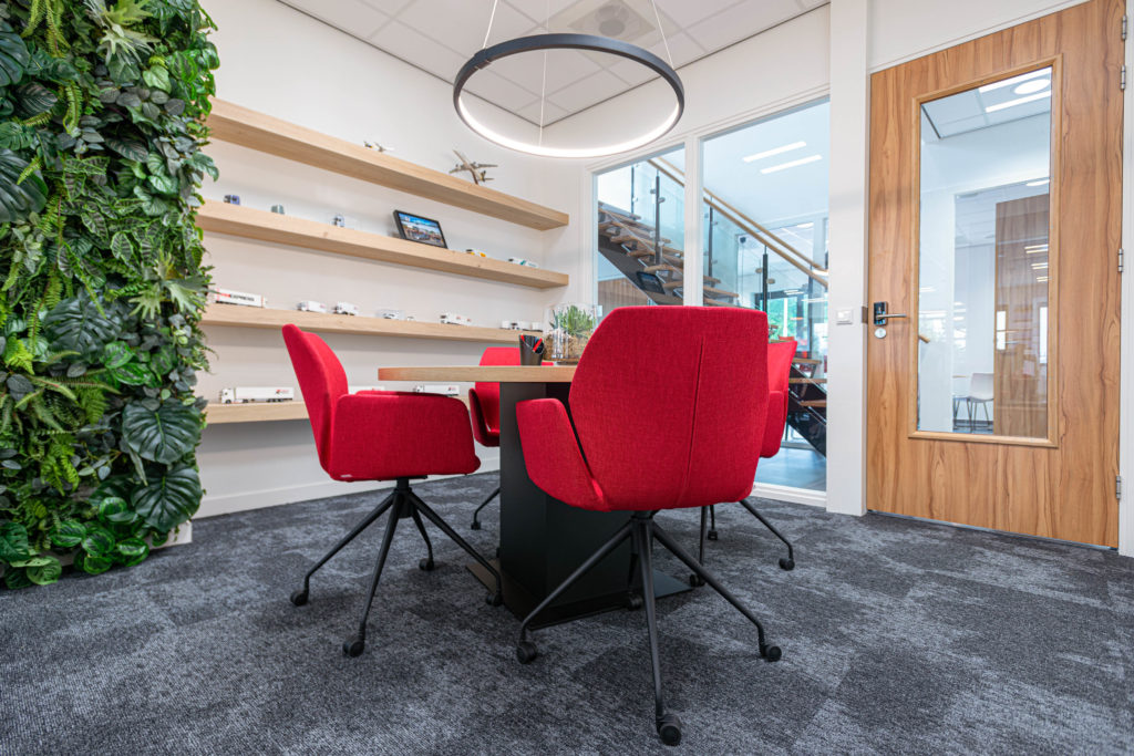 Kantine lage stoel rood hout