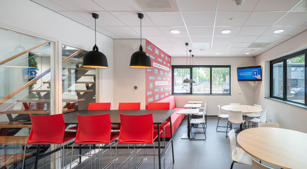 kantine rood wit hout zijkant