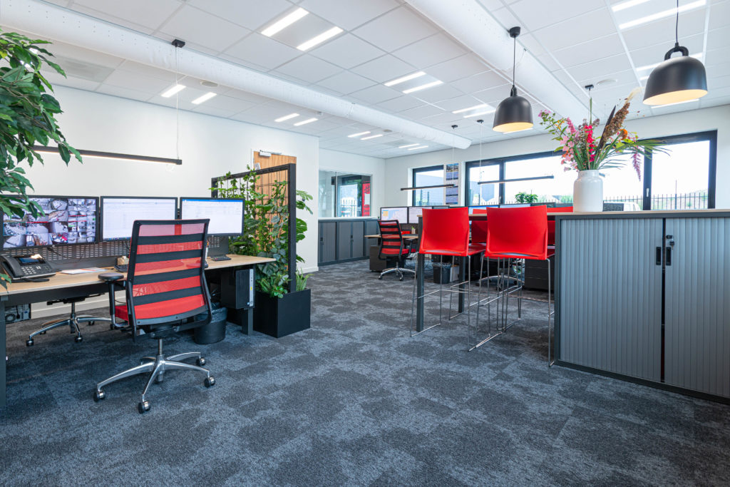 kantoorruimte rood zwart kast