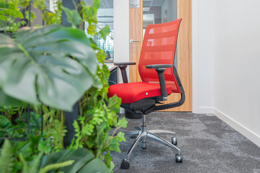 bureaustoel rood zwart plantenblad
