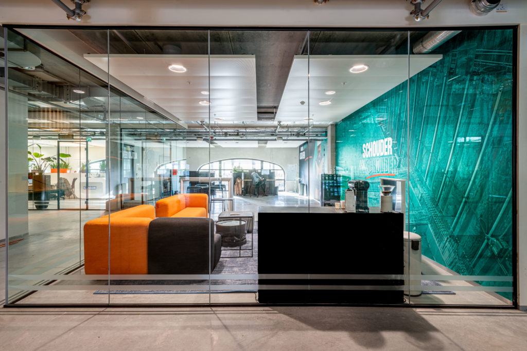 kantoorruimte oranje groen glas zwart