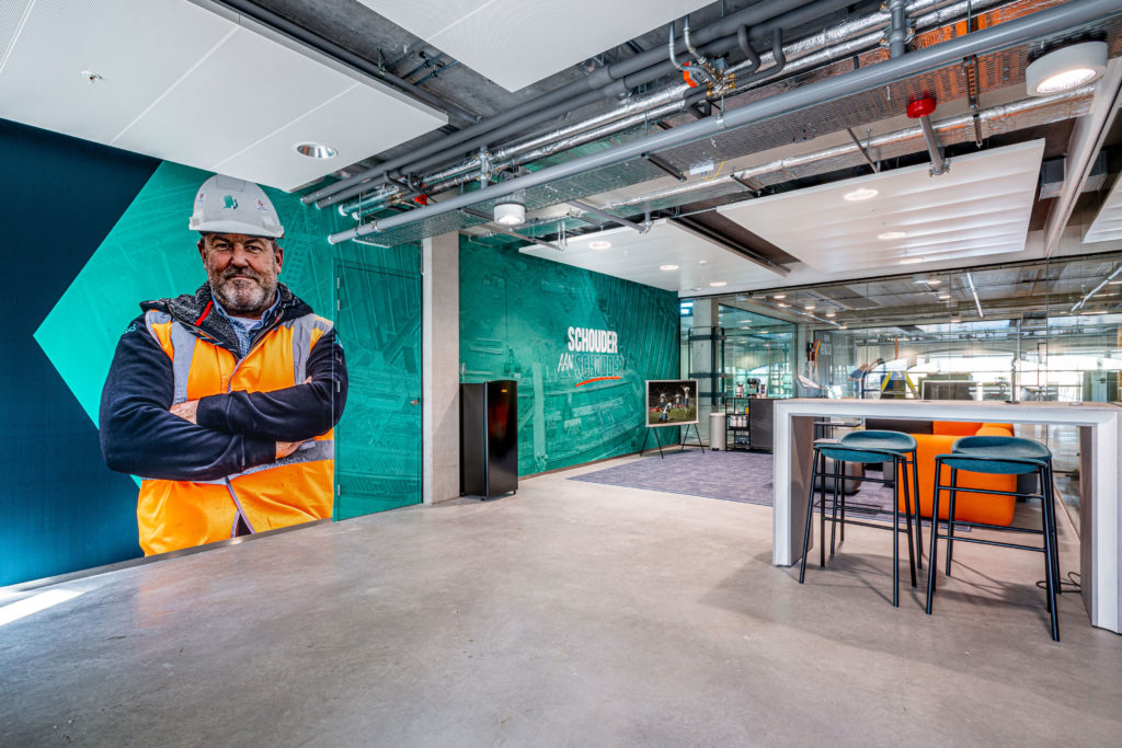 kantoorruimte oranje groen glas zwart
