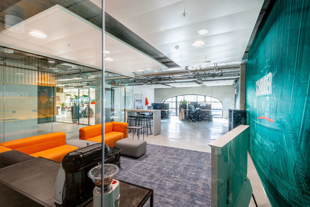 kantoorruimte oranje groen glas zwart