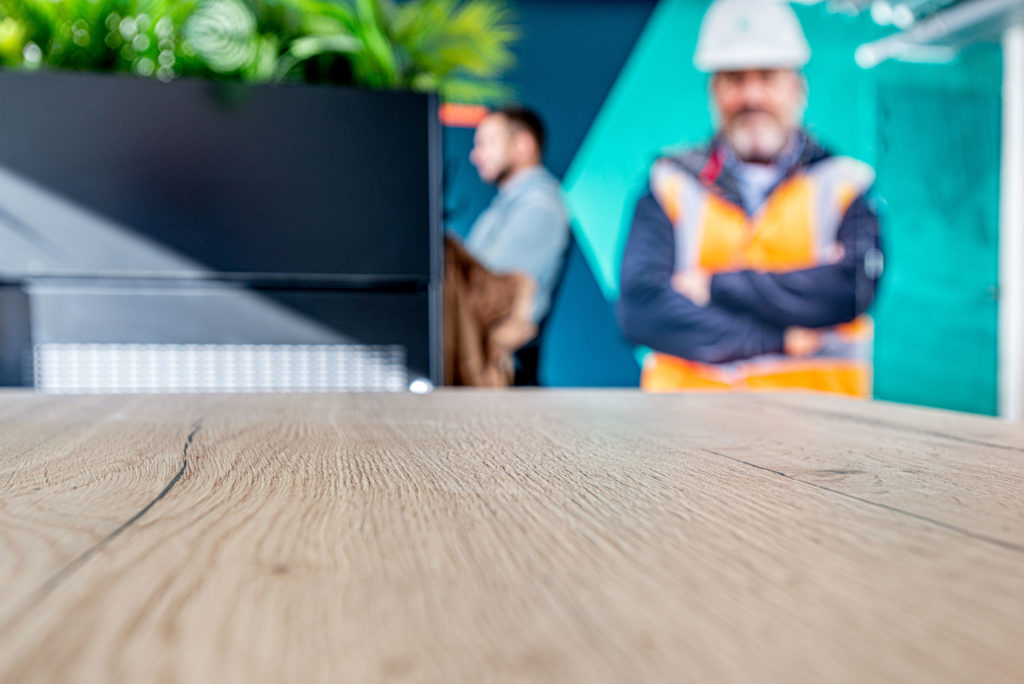 kantoorruimte oranje groen glas zwart