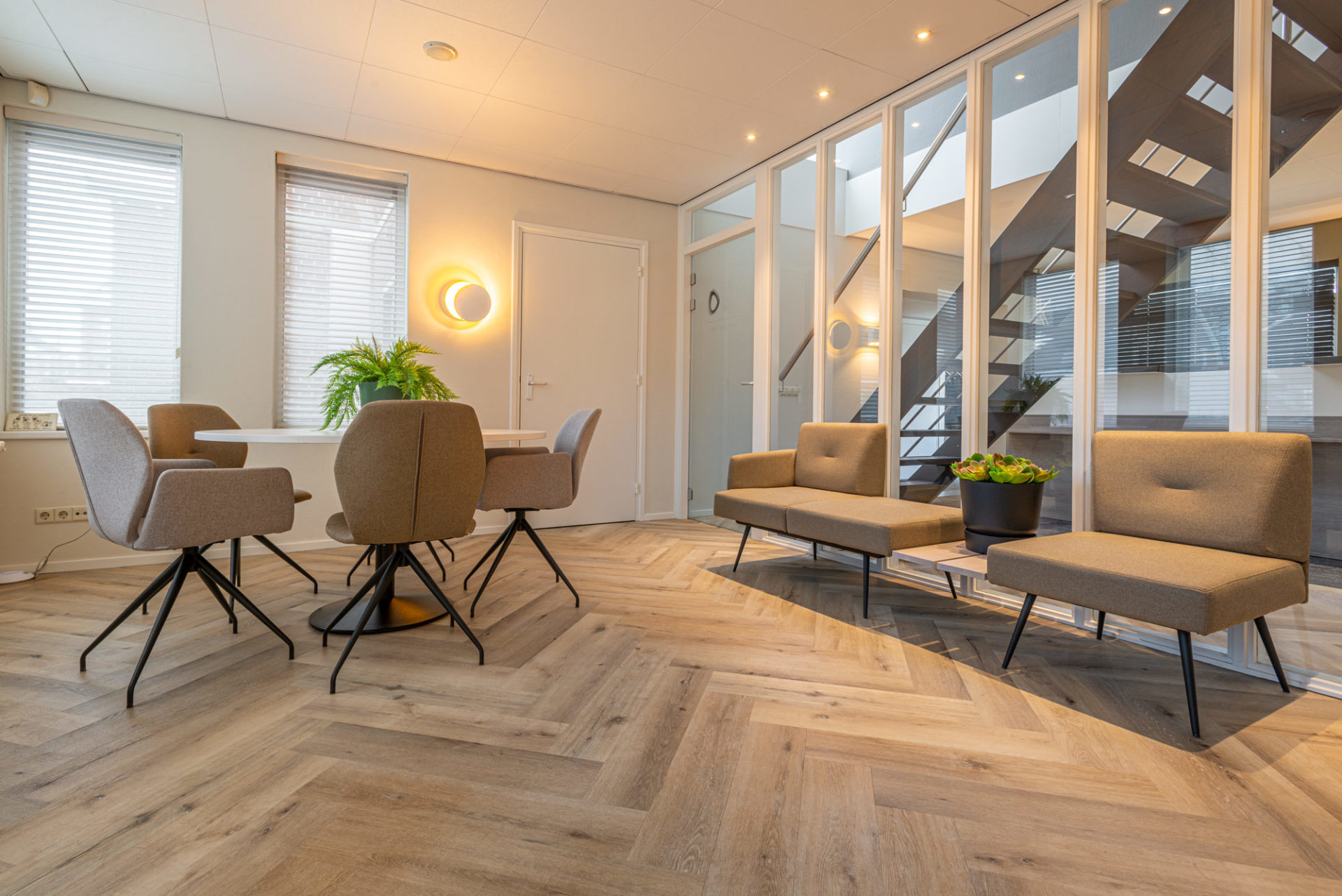 DKT2 bruin stoelen banken planten