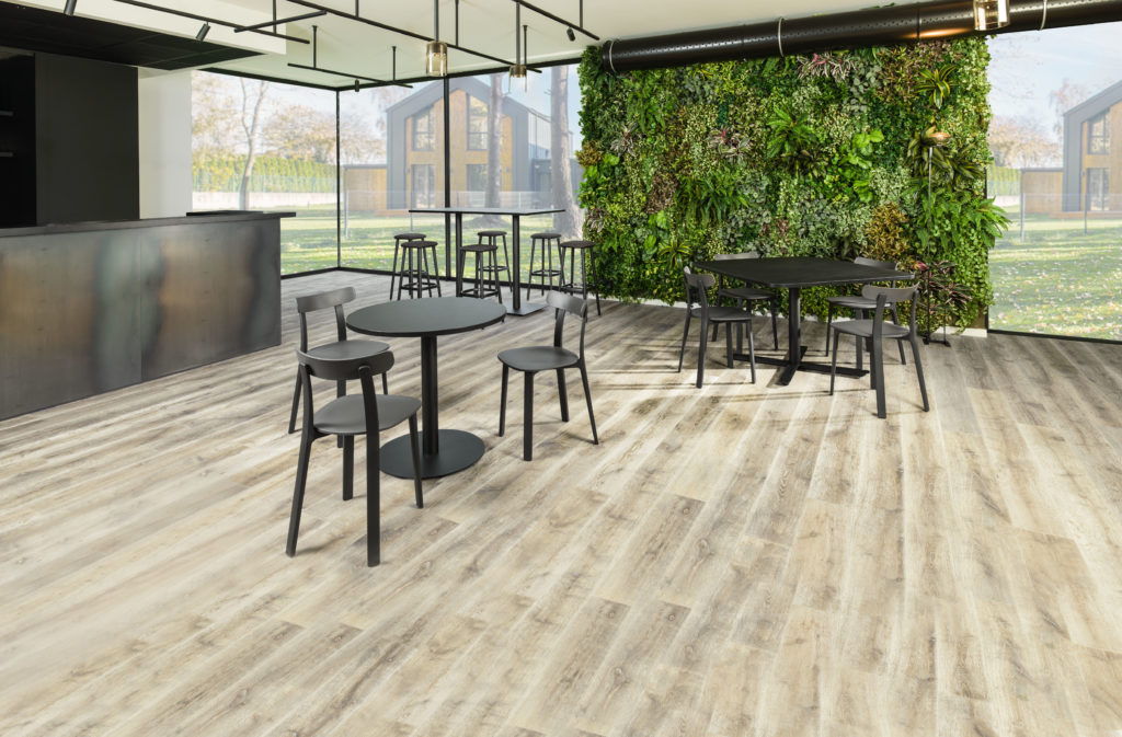 Kantinetafels zwart hout plantenmuur groen