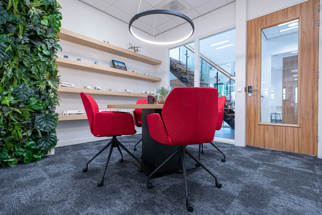 Rode stoelen vloertapijt blauw 26