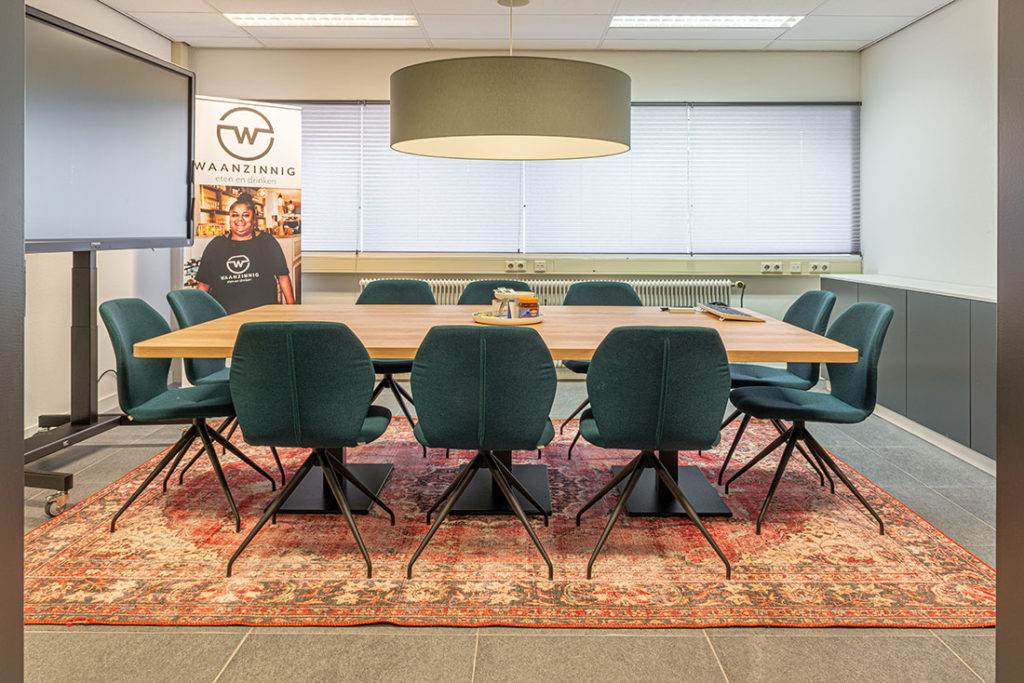 stoelen groen sfeerfoto vergadertafel 5