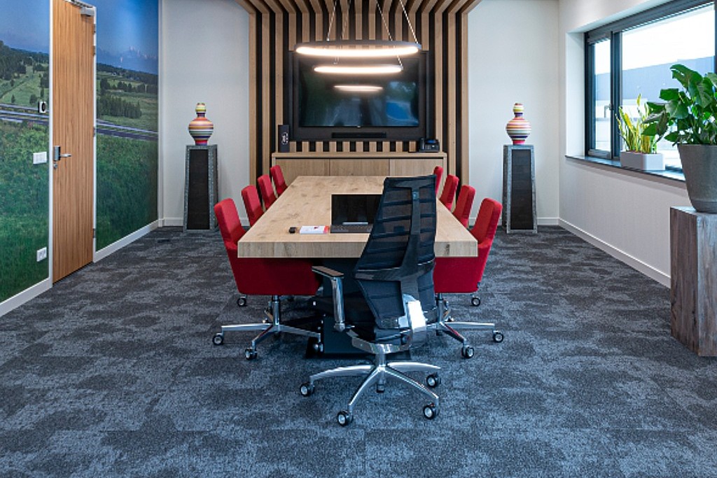 vergaderruimte tafel rode stoelen 07 3