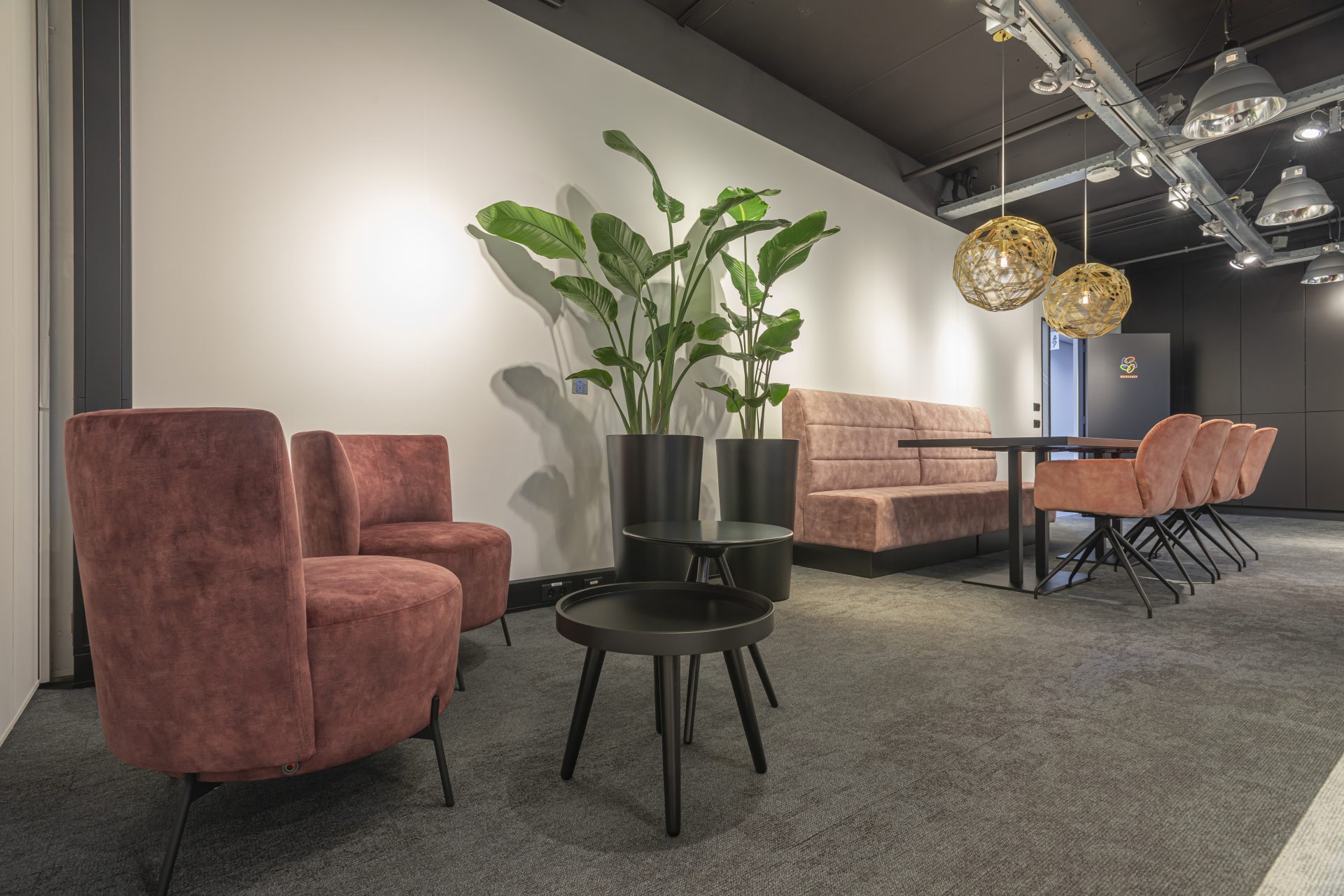 Vergaderruimte met wandbank en velvet stoelen